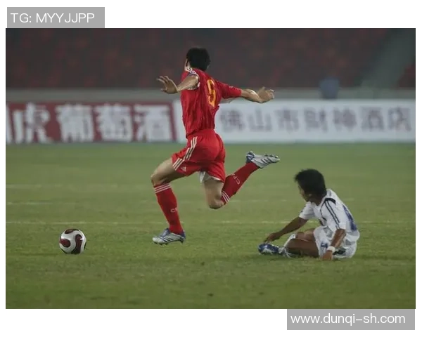 足球巨星练习精准射门技巧 提升进攻能力的训练方法揭秘