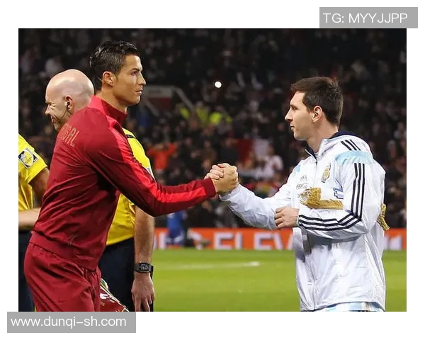 足球明星风采：从梅西到C罗的传奇历程与成就解析